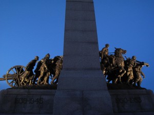 Monument featuring soldiers marching through an arch