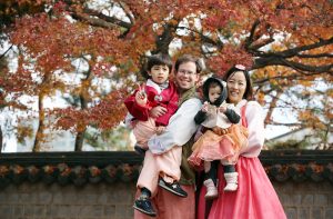 Un père, une mère et leurs enfants en vêtements traditionnels coréens