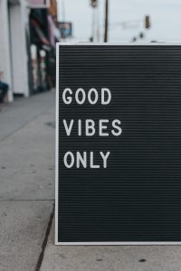 Sign with the words :Good Vibes Only."