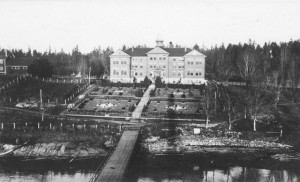 A black and white exterior photo of the Shingwauk Residential School