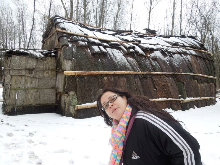 Jaimie devant le Centre d'éducation environnementale Nmaachihna.