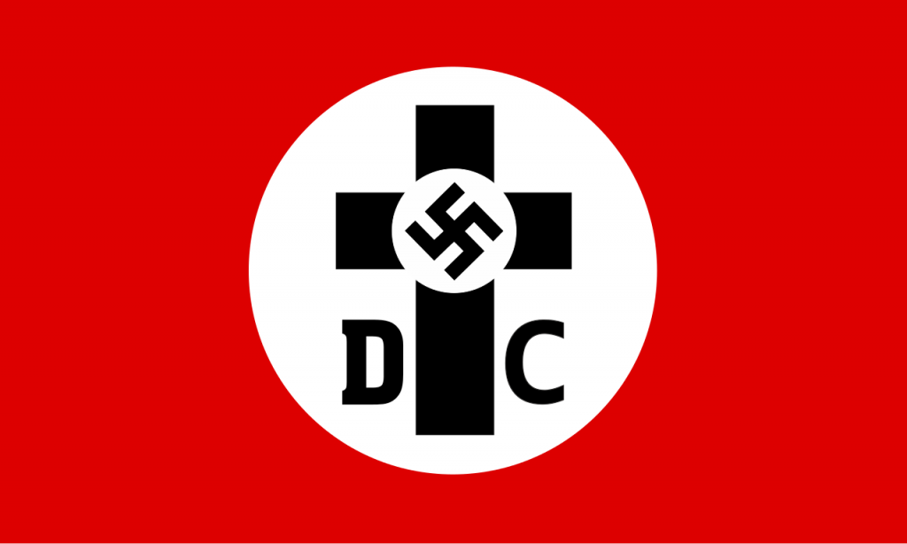 Drapeau rouge avec un cercle blanc au centre. Dans le cercle blanc sont les lettres D et C, une croix et un swastika noirs.
