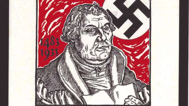 Cette affiche montre un portrait de Luther devant la croix gammée. Sous le portrait, on peut lire : « La lutte d'Hitler et l'enseignement de Luther sont la meilleure défense du peuple allemand. » Musée national de la culture des monastères, à Lichtenau, en Allemagne.