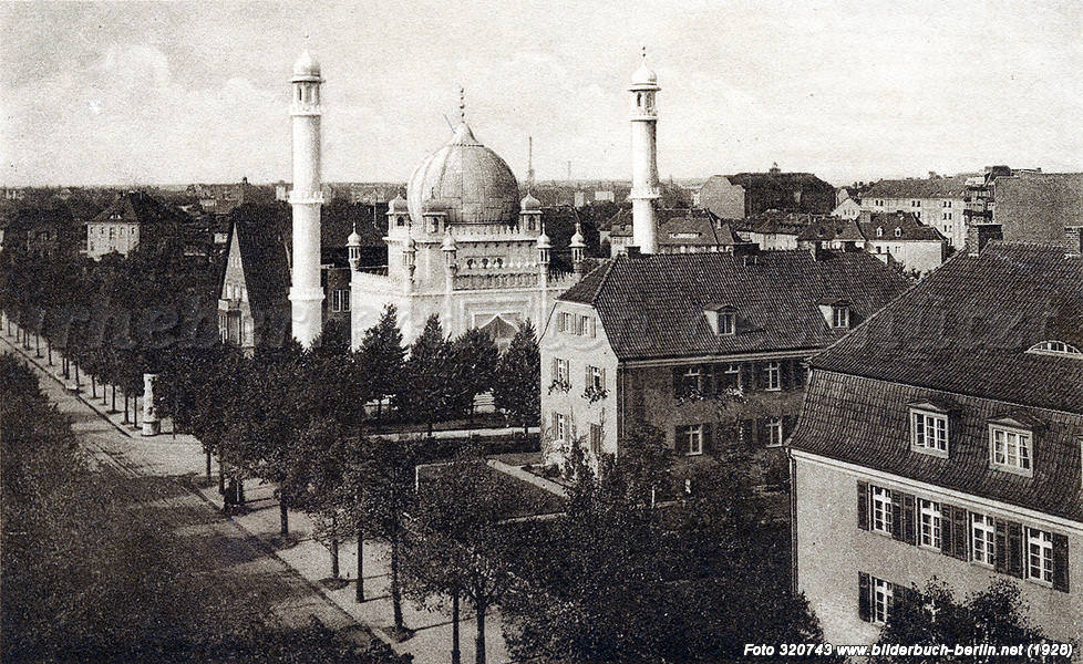 Photo de la mosquée Ahmadiyya à Berlin, prise en 1928, montrant la mosquée comme faisant partie du paysage urbain.
