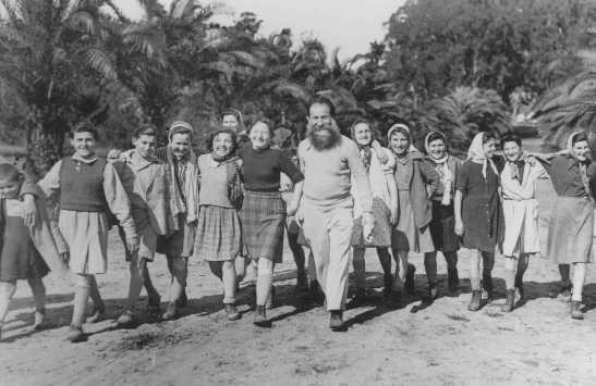 Un groupe de Juifs polonais (connus sous le nom des « Enfants de Téhéran »), arrivés en Palestine via l'Iran, au village agricole de Mikveh Israël. Palestine, février ou mars 1943.