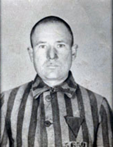 Franciszek Gajowniczek pendant son emprisonnement à Auschwitz. Sur son uniforme de prisonnier est cousu le numéro 5659.