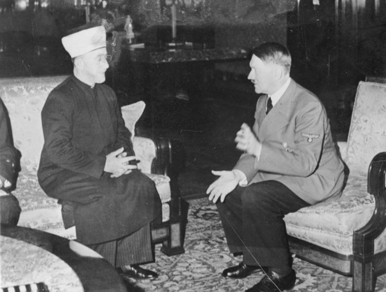 Amin al Hussein (Grand Mufti de Jérusalem) et Adolf Hitler en discussion.