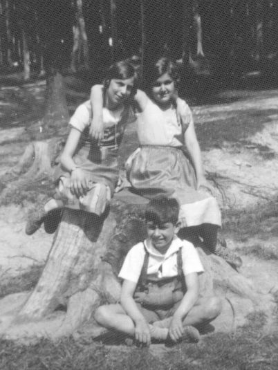 Josef et Lesley, enfants, habillés de vêtements traditionnels autrichiens.