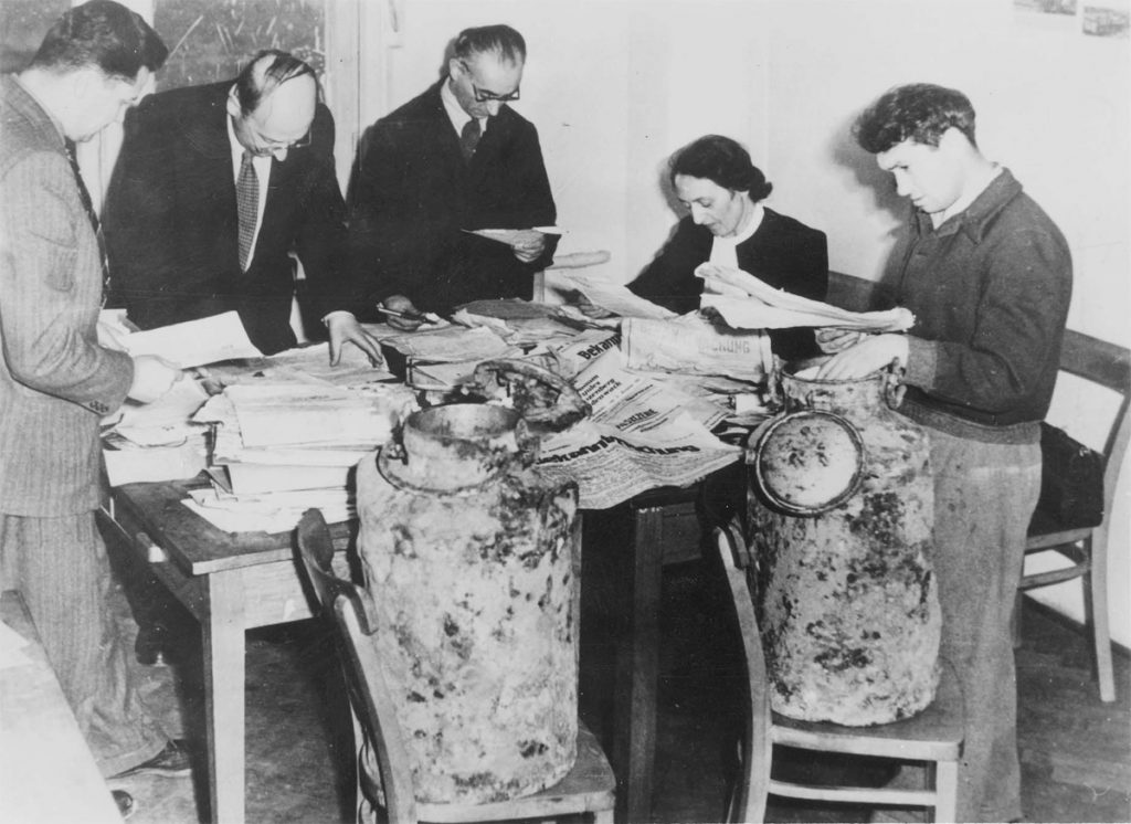 Un groupe de chercheurs de l’Institut historique juif classant les archives Ringelblum. Varsovie, Pologne, décembre 1950.