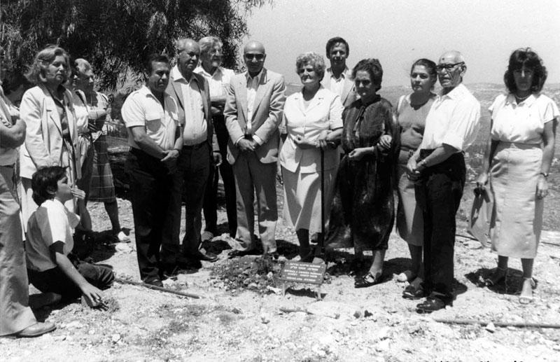 Zejneba (quatrième à partir de la droite) lors de la cérémonie de plantation d'un arbre en l'honneur de sa famille, Yad Vashem, 1985.
