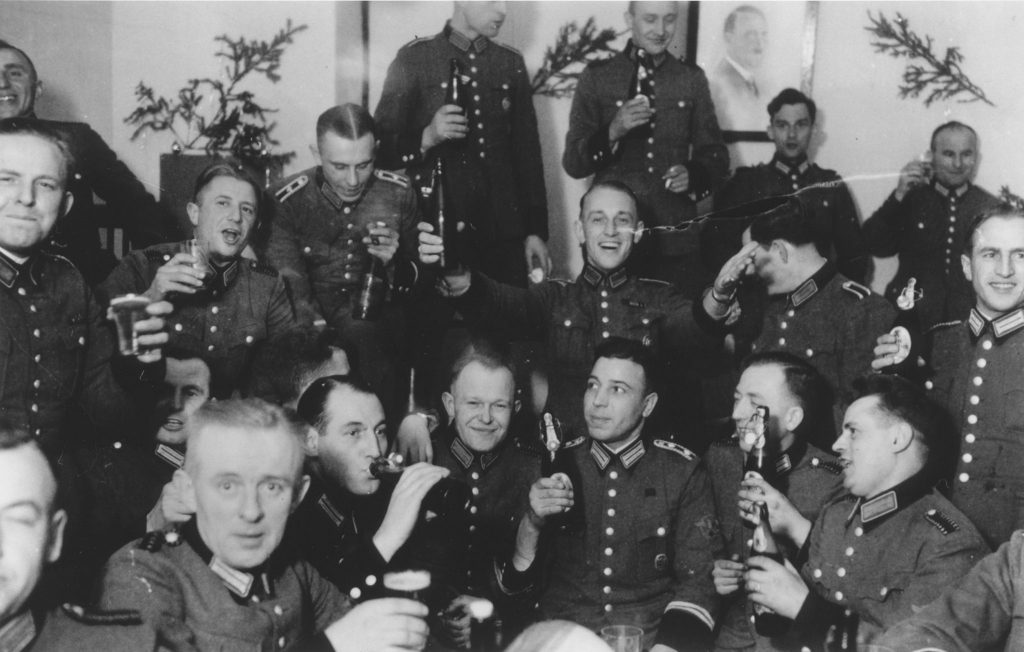 Un groupe de membres du bataillon de police 101 fêtant Noël.