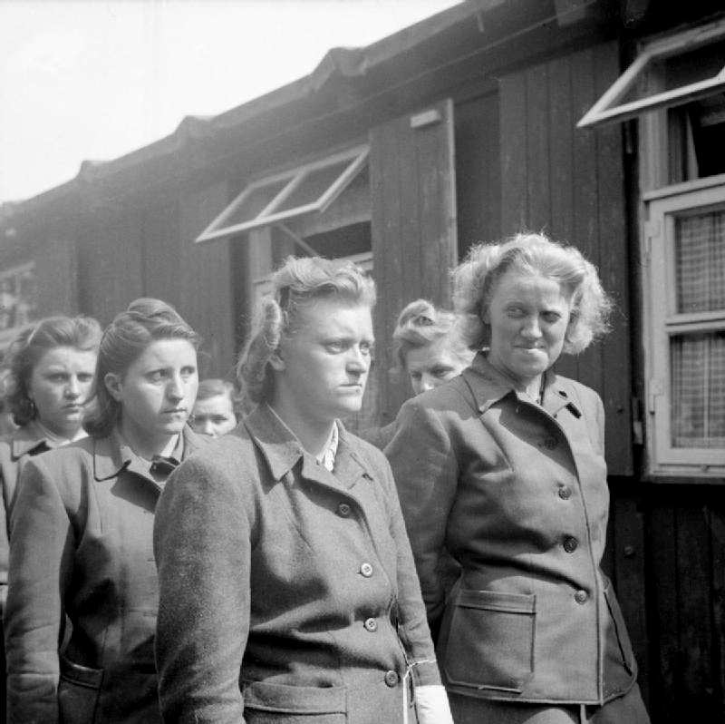 Gardes de camp féminins SS dans une formation à deux lignes.