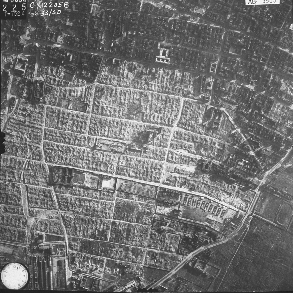 Une photo en noir et blanc du ghetto de Varsovie détruit.