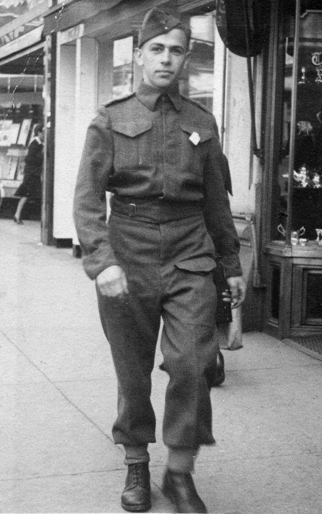 Josef Eisinger marchant sur la rue Yonge à Toronto en uniforme.