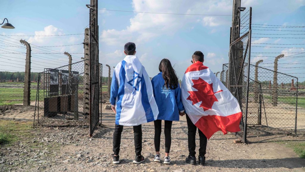 Trois étudiants avec drapeau