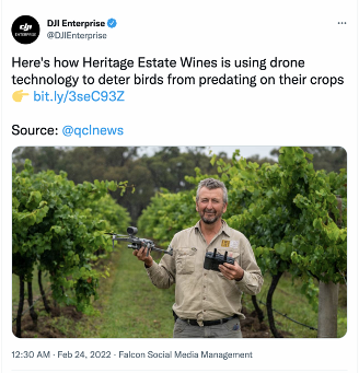 Publication de DJI Entreprise qui démontre comment Heritage Estate Wines utilise la technologie des drones pour dissuader les oiseaux de prédater leurs récoltes. Une image d’un homme dans un vignoble tenant un drone figure dans la publication.