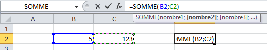 Petite partie d’un classeur Excel. La cellule B2 contient le nombre 5 et la cellule C2 contient le nombre 123. La cellule E2 est sélectionnée et contient la formule =SOMME(B2;C2).