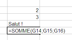 Partie d’un classeur Excel. La plage G14:G16 contient respectivement le nombre 2, le nombre 3 et le mot Salut !. La cellule G17 contient la formule =SOMME(G14;G15;G16).