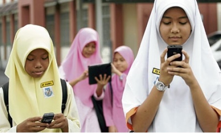 Figure 8.2 Photo of Malaysian students using mobile devices