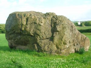 https://en.wikipedia.org/wiki/Rocking_stone#/media/File:Clochoderick_Stone.JPG
