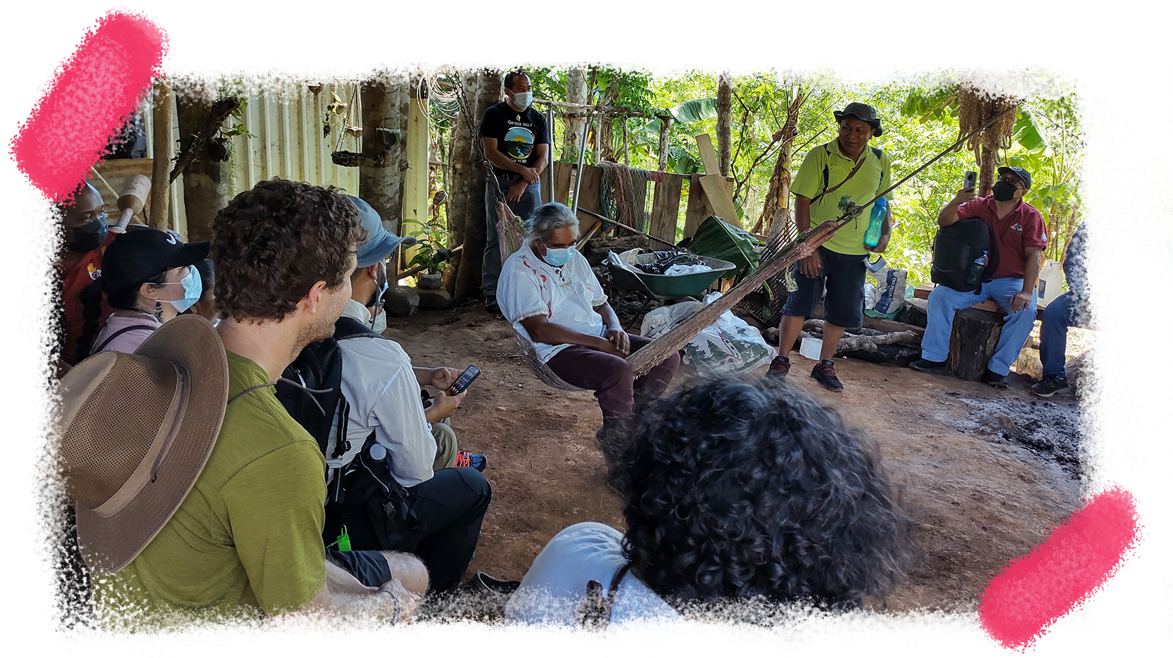 Visita a comunidades del sur de Costa Rica. En su hamaca, don Pablo Síbar está presentando un testimonio sobre la recuperación de fincas.