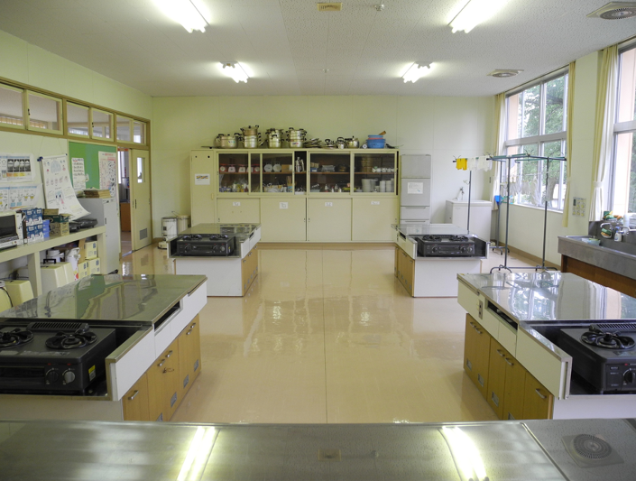 A view of an interior kitchen.