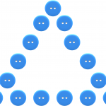 Environ 15 boutons bleus ronds disposés de manière à former un triangle.