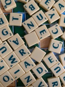 Sélection de tuiles de lettres majuscules d’un jeu de Scrabble.