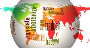 Une carte du monde avec, en superposition, le verbe « traduire » en différentes langues.