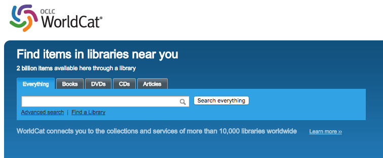 Capture d’écran de la recherche dans WorldCat de OCLC. Il existe des options pour rechercher « Tout » ou seulement « Livres », « DVD », « CD » et « Articles ». Il est également possible de terminer une recherche avancée ou de « Trouver une bibliothèque ». Deux slogans lisent « Rechercher des éléments dans des bibliothèques près de chez vous. 2 milliards d’éléments disponibles ici par le biais d’une bibliothèque. » et « WorldCat vous connecte aux collections et services de plus de 10 000 bibliothèques dans le monde… [lien pour en savoir plus] ».