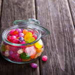 Un pot de bonbons est situé sur une table