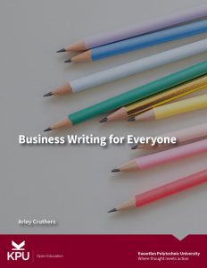Couverture du livre « Business Writing for Everyone ». L’arrière-plan est une surface grise avec des crayons de couleur portant le titre du livre et le nom de l’auteur « Arley Cruthers » en texte blanc. Au bas de la couverture se trouve une bannière rouge foncé sur laquelle figure le logo de la KPU.