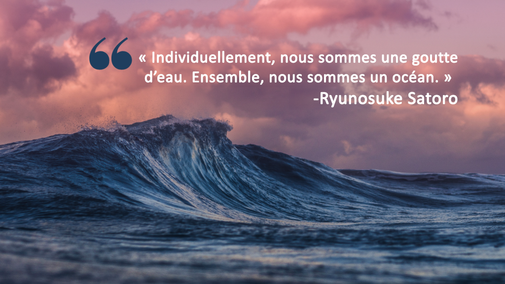 Image d’une vague bleue avec un ciel nuageux rose-violet en arrière-plan. En haut de l’image figure une citation en texte blanc : « Individuellement, nous sommes une goutte d’eau. Ensemble, nous sommes un océan. » -Ryunosuke Satoro
