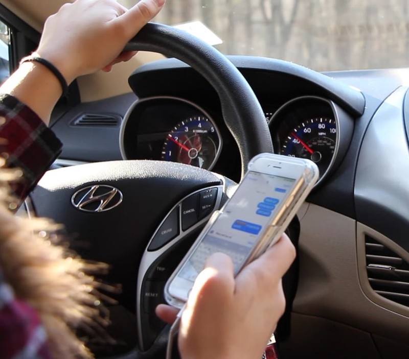 a person texting while driving