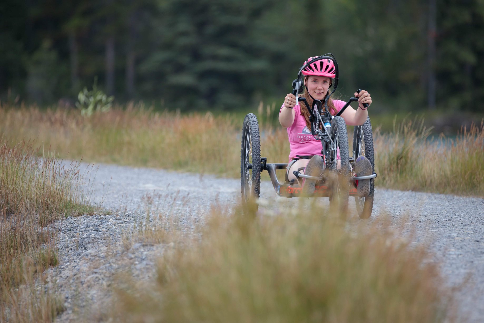 Femme sur un vélo couché à main