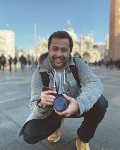 Shreyas Tambe with camera in front of Taj Mahal