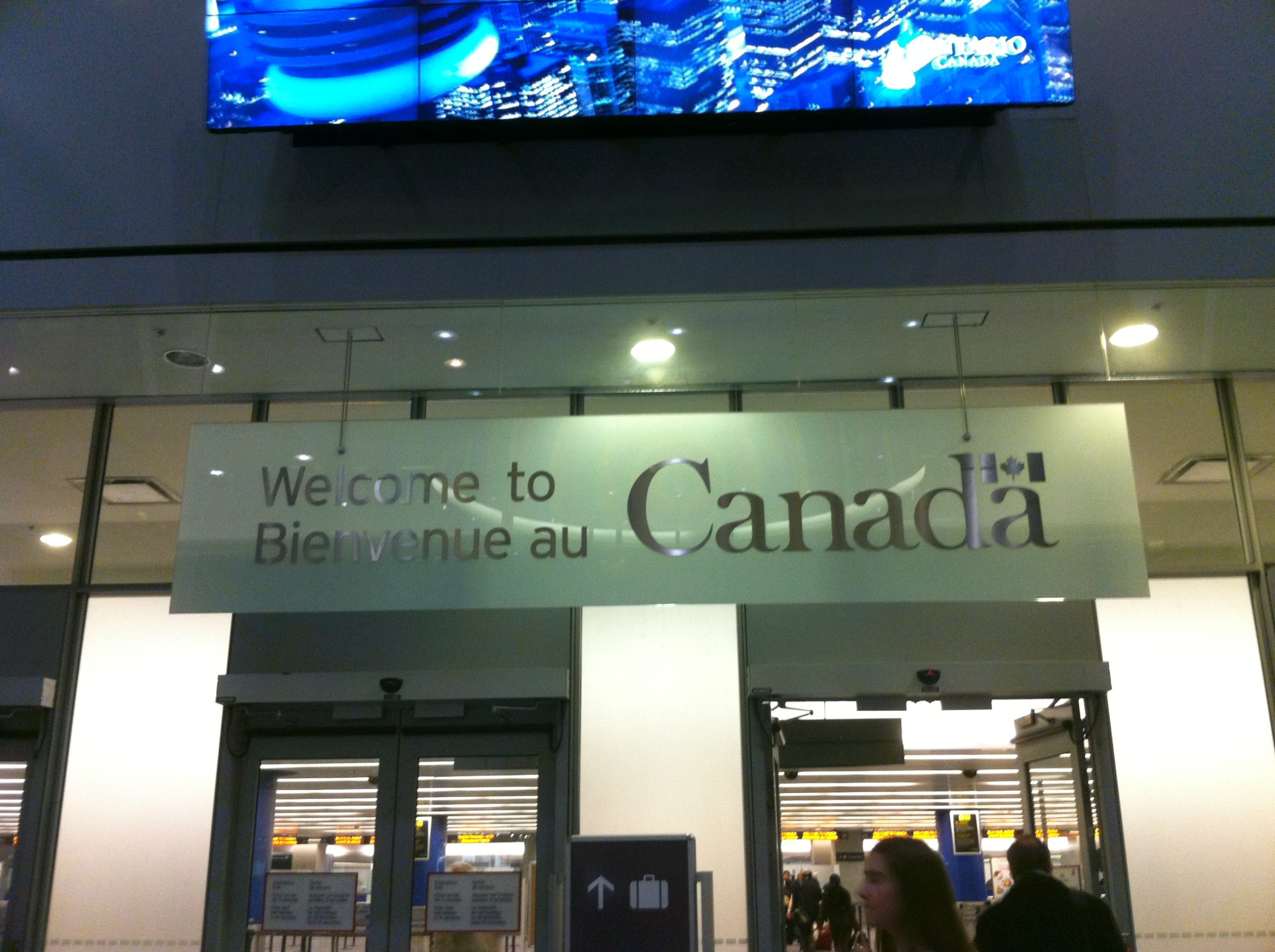 Sign that says 'Welcome to Canada/Bienvenue au Canada
