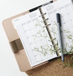 Photo of a Filofax planner and a pen.