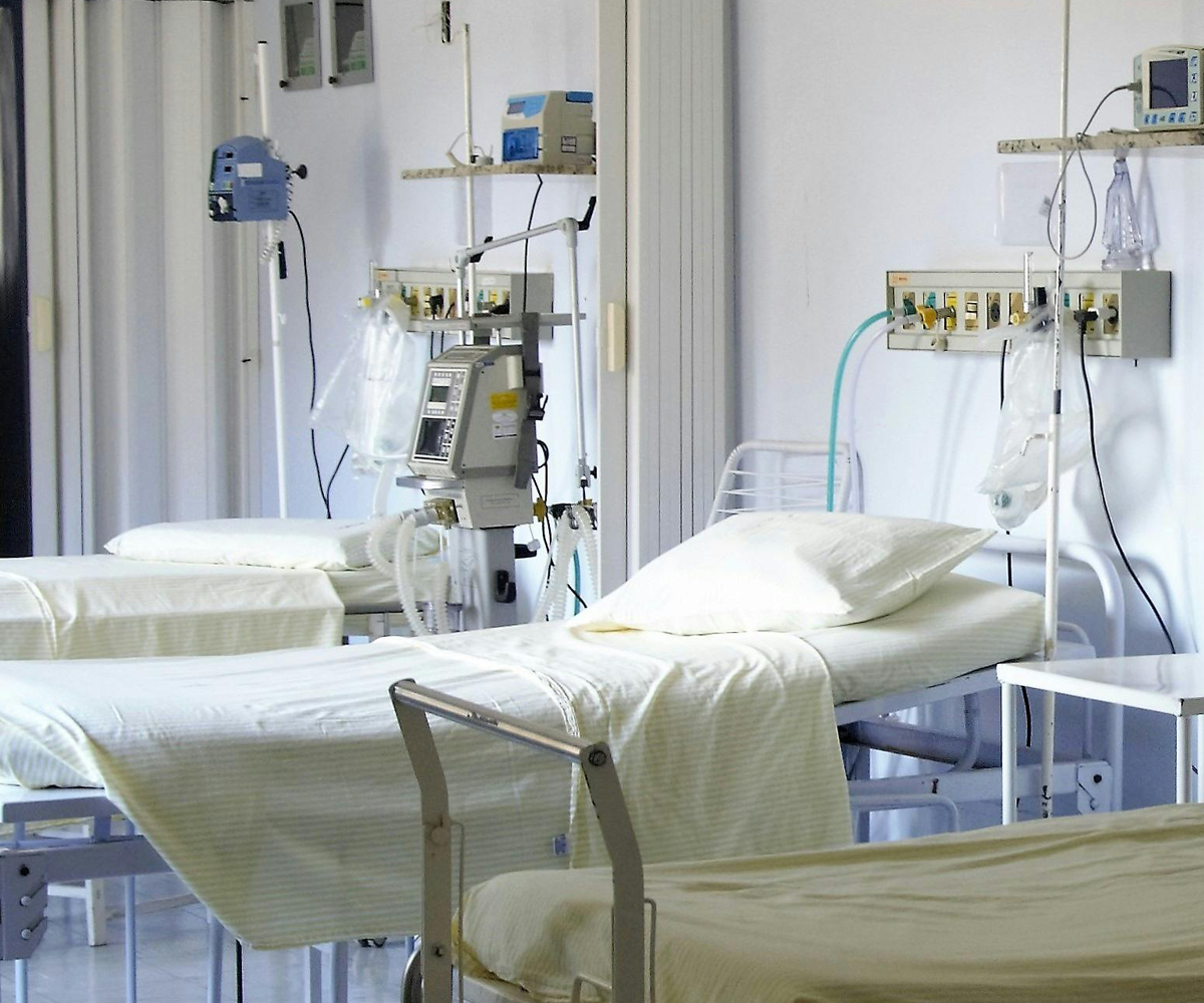 A row of hospital beds in a hospital.