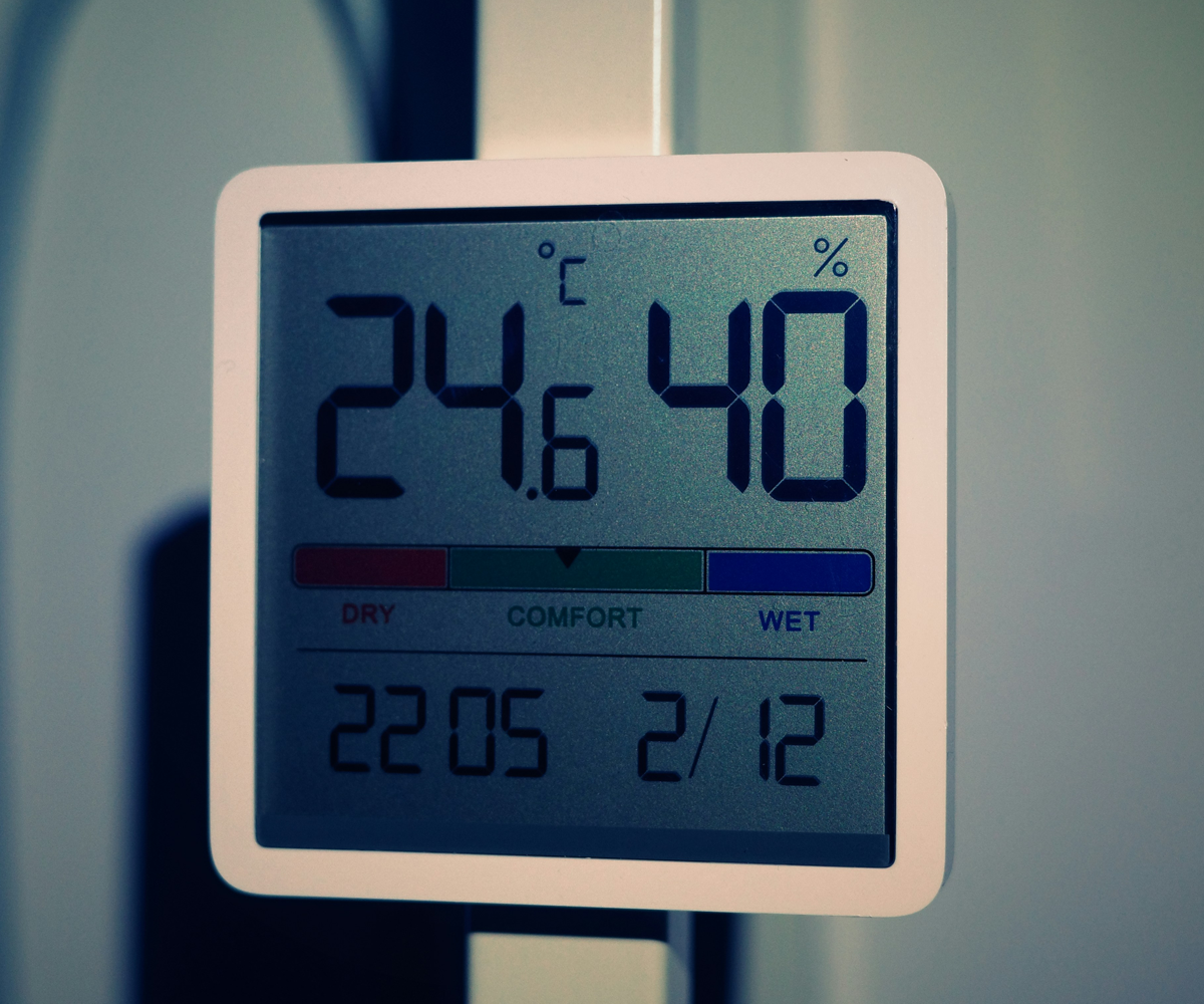 A weather station displaying the temperature in degrees.