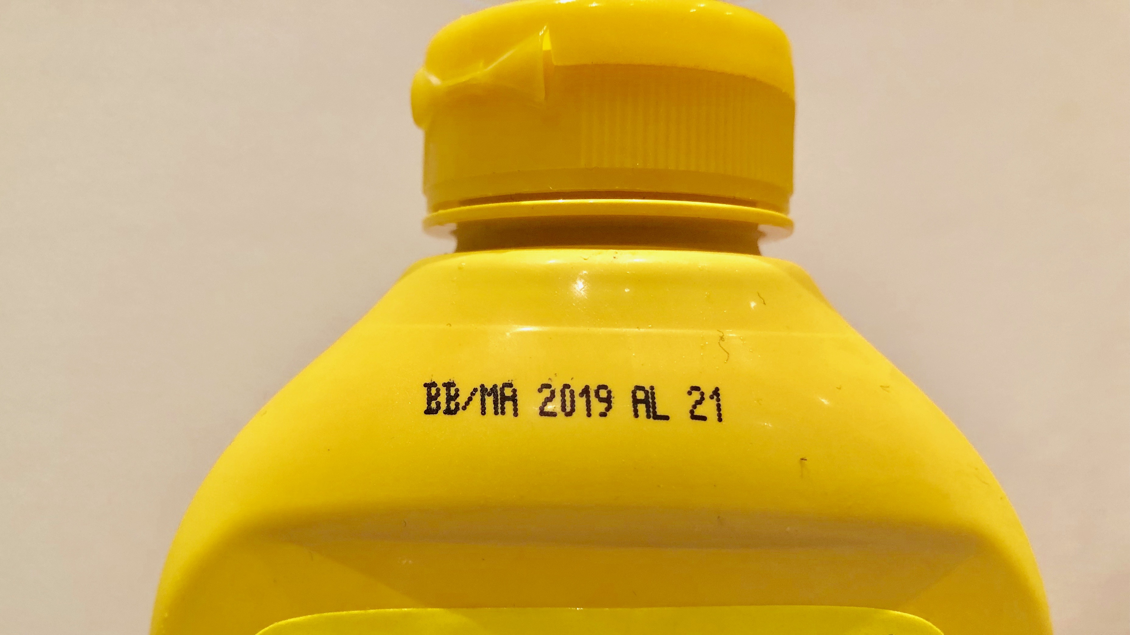 Best before date on the side of a mustard container stating BB/MA 2019 AL 21