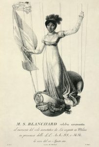 Gravure représentant une personne debout dans une nacelle suspendue par des cordes, tenant un drapeau, lors d’un vol aérostatique historique.