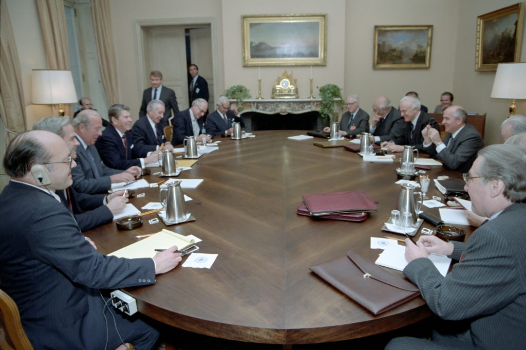 Reagan, Gorbachev and many more in Geneva discussing disarmament, 19 November 1985. https://catalog.archives.gov/id/75854467